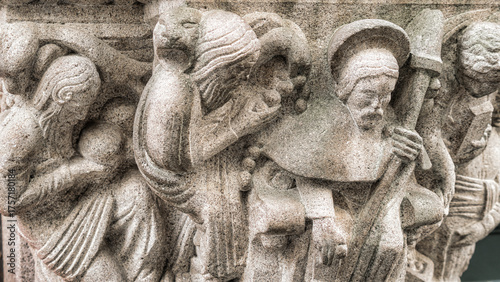 Hermoso capitel con figuras religiosas en la catedral de Santiago de Compostela, España