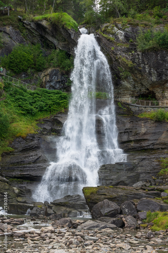 Obraz premium Steindalsfossen, Norheimsund, Hardanger, Hordaland, Norway