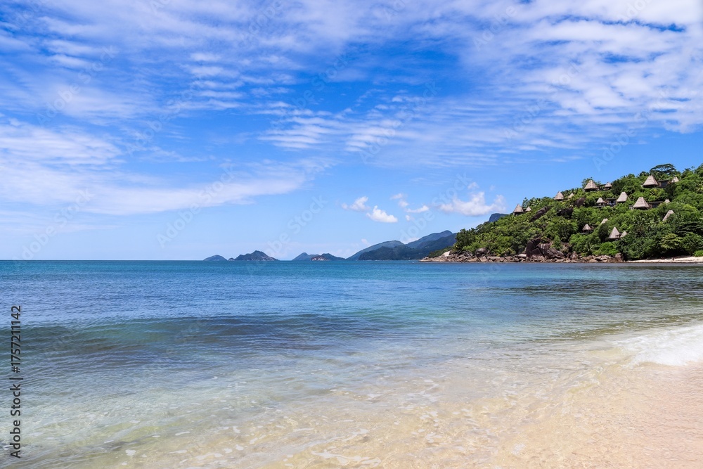 Obraz premium Seychelles Islands beach with villas on lush hill