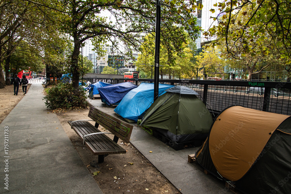 Ταπετσαρία Homeless Encampment on Euston Road, London — Urban Poverty Scene