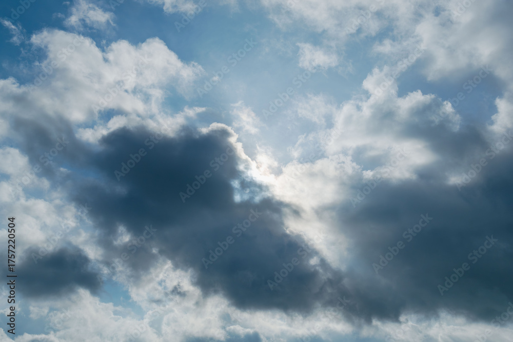 Obraz premium 秋の空 雲中の太陽が雲を輝かす14