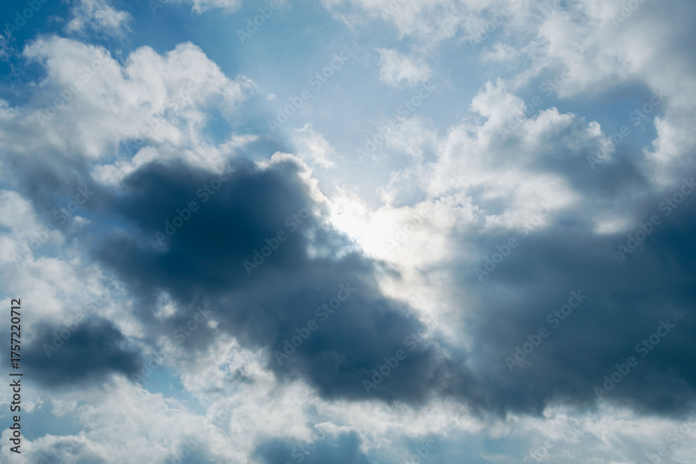 Fototapeta premium 秋の空 雲中の太陽が雲を輝かす15