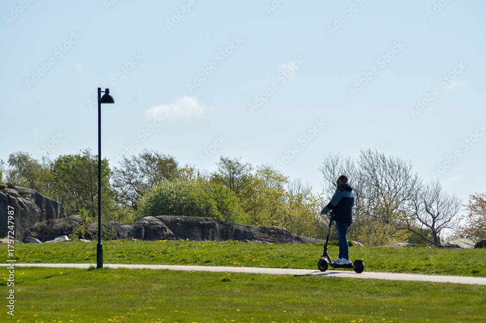 Obraz premium roller, scooter, e-scooter, mietwagen, transport, gefahr, gefährlich, unfall, unflalgefahr, cool, modern, hip, jugendlicher, business, agder, kreuzfahrt, kristiansand, sommer, herbst, norway, norwegen