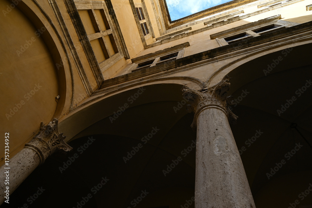Fototapeta premium Détail architectural du palais Piccolomini de Sienne vu de la cour intérieure