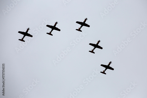 Vistas de aviones militares volando