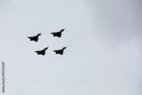 Vistas de aviones militares volando
