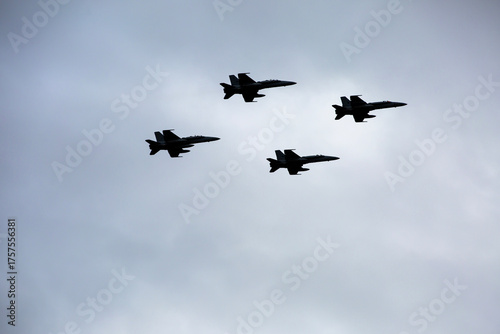 Vistas de aviones militares volando