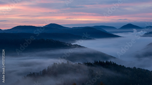 Kirschfelsen im Pfälzerwald im Herbst beim Sonnenaufgang mit Nebel in den Tälern