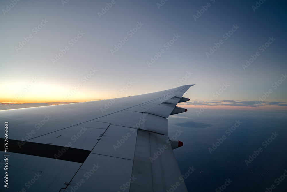 Obraz premium Golden Sunset View from Airplane Window During Mid air cruise