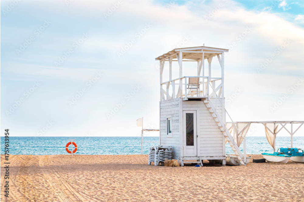 Obraz premium white lifeguard house by the sea on a beautiful summer beach
