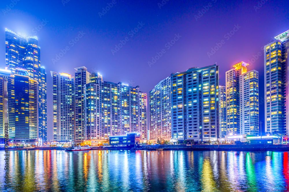 Obraz premium Busan, South Korea Skyline in the Haeundae District 173