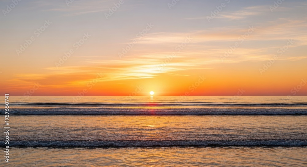 Obraz premium Golden Sunset Over Ocean Waves with Orange Sky