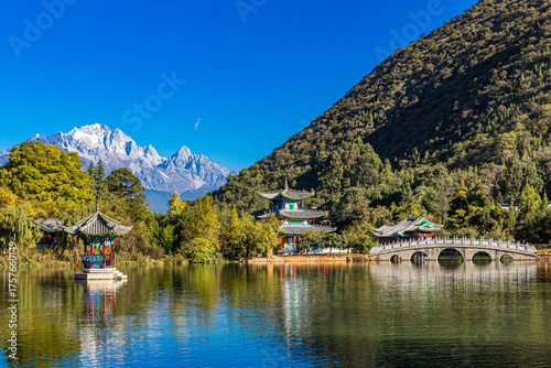 фотографія Near Old Town Lijiang is Jade Sprng Park with the Jade Dragon Snow Mountain, Moo