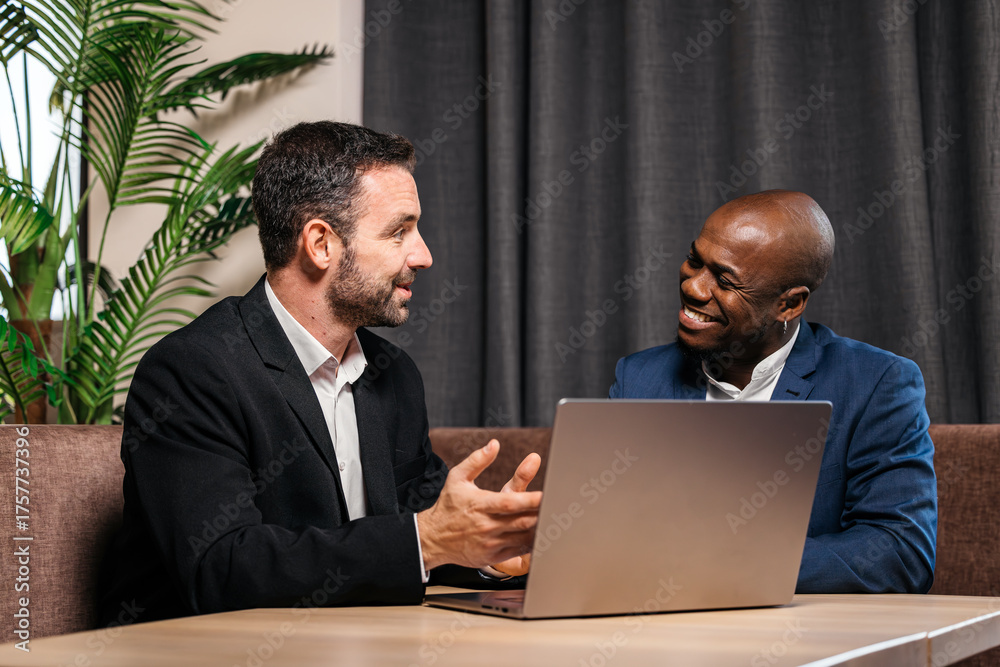 Ταπετσαρία Two business professionals engaged in a lively discussion at a modern office tab