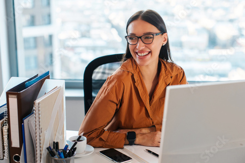 Foto Happy young qualified professional businesswoman looking aside and smiling confi