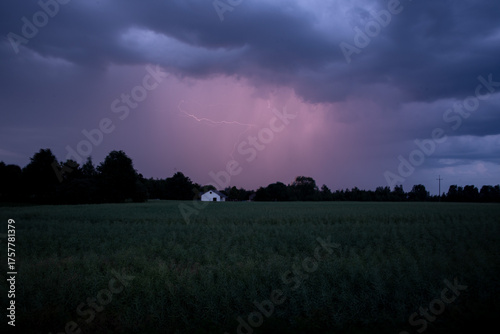 Piorun podczas letniej burzy