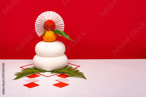本物のお餅“鏡餅“を左側に配置した写真　紅白背景　三宝(台座)無し