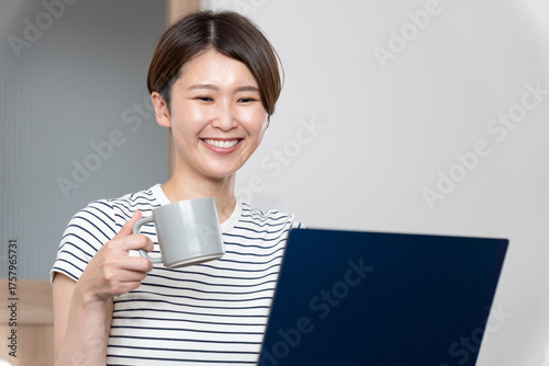 在宅ワークをする女性