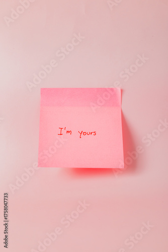 Φωτογραφία A pink sticky note with the words I'm yours written on it