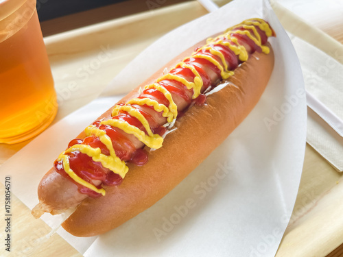 トマトケチャップとマスタードソースをトッピングしたジューシーなホットドッグ。