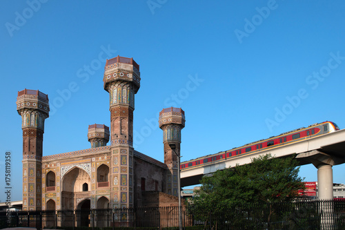 Εκτύπωση καμβά Chauburji is a Mughal-era monument in Lahore, Pakistan, built in 1646 CE during the reign of Emperor Shah Jahan