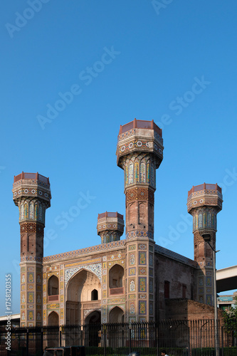 Cuadro en lienzo Chauburji is a Mughal-era monument in Lahore, Pakistan, built in 1646 CE during the reign of Emperor Shah Jahan