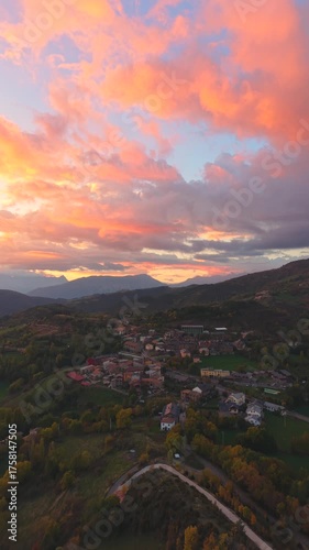 Atardecer a vista de dron en pueblo del Pirineo en zona de montañas