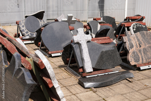 Φωτογραφία A variety of tombstones are arranged for sale in an outdoor setting, displaying different shapes and finishes