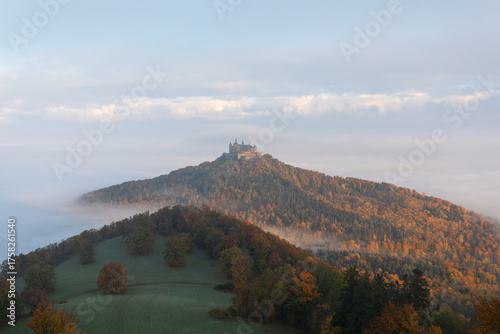 Burg Hohenzollern im Nebelmeer zum Sonnenaufgang, Herbst auf der Schwäbischen Alb.