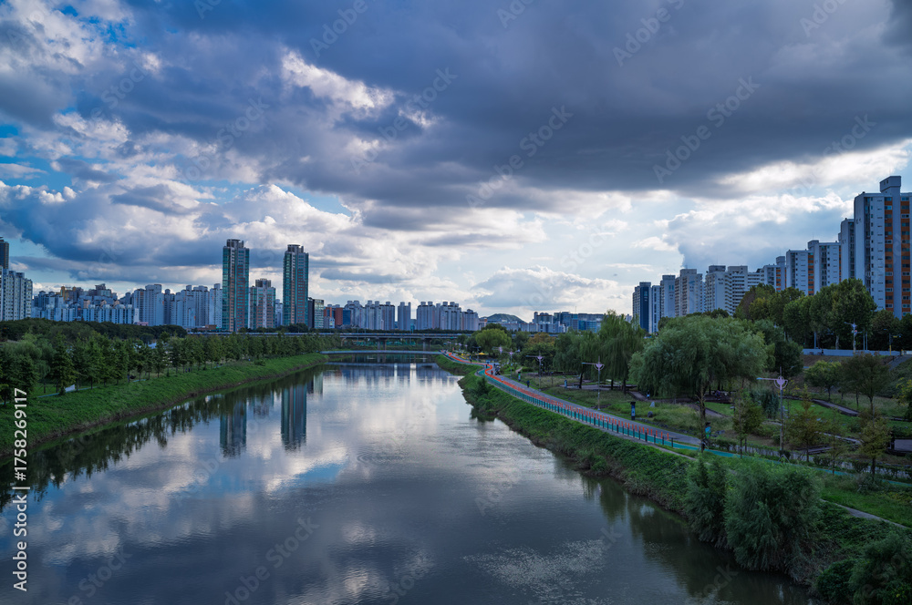 Obraz premium 구름이 있는 서울 풍경 