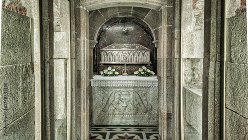 Urna con los restos del apóstol Santiago en la catedral de Santiago de Compostela, España