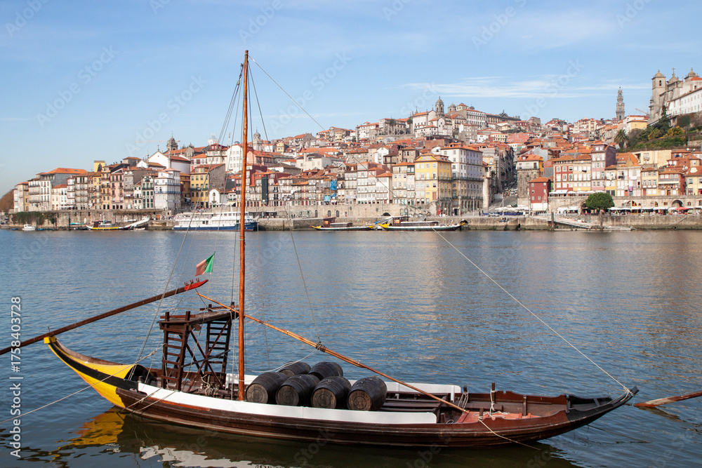 Obraz premium Rabelo, un barco tradicional que históricamente transportaba barricas de vino desde los viñedos hasta las bodegas de Oporto