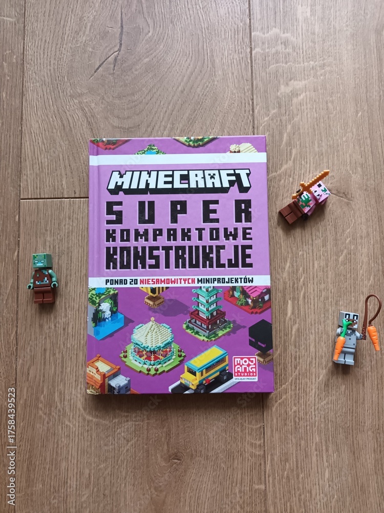Fototapeta premium MINECRAFT SUPER KOMPAKTOWE KONSTRUKCJE Book Featuring Minecraft Mini Figures and Building Blocks