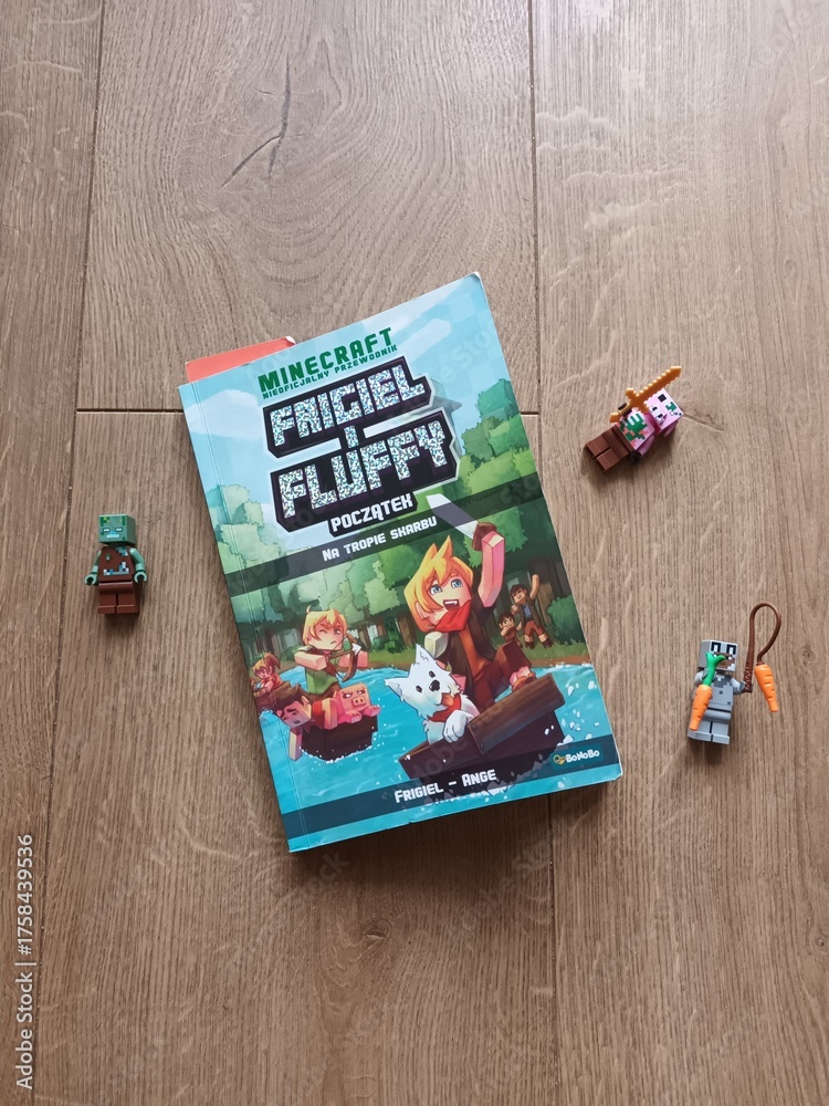 Naklejka premium Minecraft Friciel et Fluffy Book with Minecraft Toys on Wooden Background - Editorial