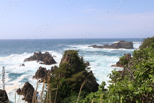 春の佐渡島。春の佐渡島。尖閣湾。尖閣湾遊歩道からの眺め。	

