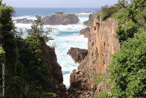 春の佐渡島。春の佐渡島。尖閣湾。尖閣湾遊歩道からの眺め。	
