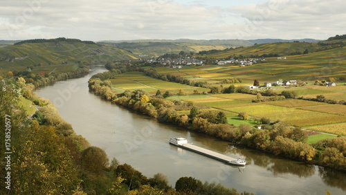 Moselschifffahrt bei Kesten, Mosel