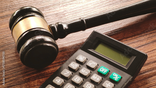 Tableau sur toile Gavel and Calculator on a Dark Wooden Surface, Symbolizing Financial Law, Tax Audits, Legal Fees, and Settlement Calculations in Business and Justice