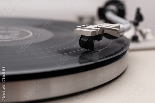 Papier peint Close-up of a retro vinyl turntable with the tonearm resting on the record, show