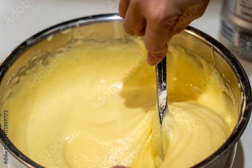 ケーキ作り_生地を混ぜる