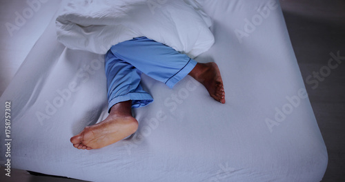 Bild auf Leinwand Tingling Legs Keep Me Up: Restless Student Studies Late Into