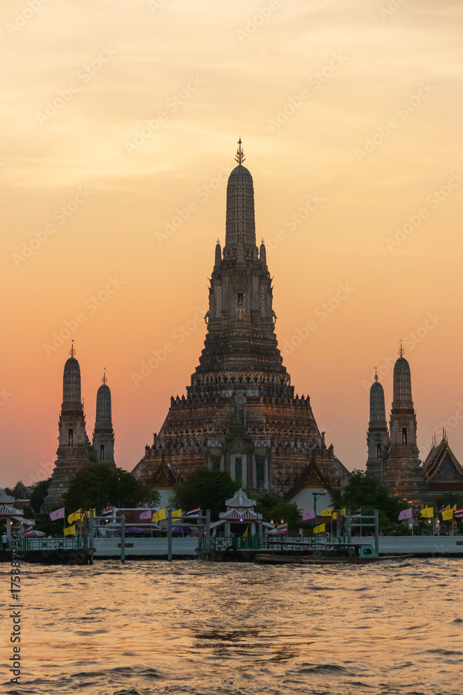 Obraz premium Wat Arun Ratchawararam Ratchawaramahawihan or Wat Arun (Temple of Dawn) is a Buddhist temple along the Chao Phraya river at twilight in Bangkok, Thailand.