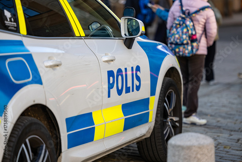 Policja szwedzka - radiowóz na patrolu w mieście.  #1758899560