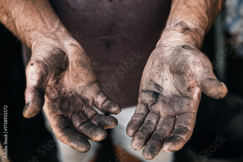 Canvas-taulu Close-up of dirty hands of caucasian adult male miner in workwear