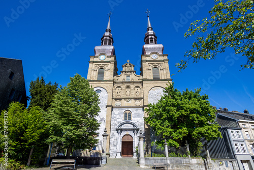 Die Türme der Kirche St. Nikolaus in Eupen, Belgien