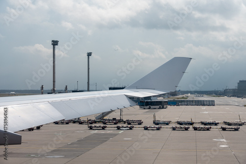 Foto View from an aircraft window over the wing and vertical stabilizer
