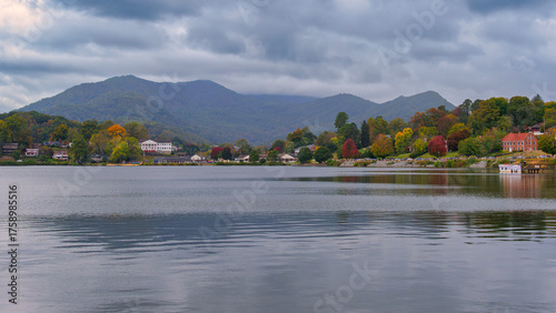 Obraz na plátně Lake Junaluska, North Carolina, USA | Houses line the quiet lakeshore under gray skies, autumn trees reflecting softly on the still water beneath the Smoky Mountain foothills