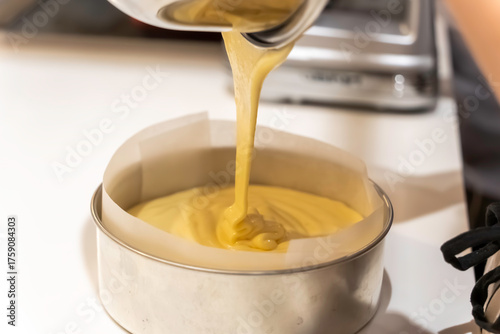 ケーキ作り_生地を型に流し入れる