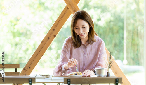 カフェでスイーツを食べる女性
