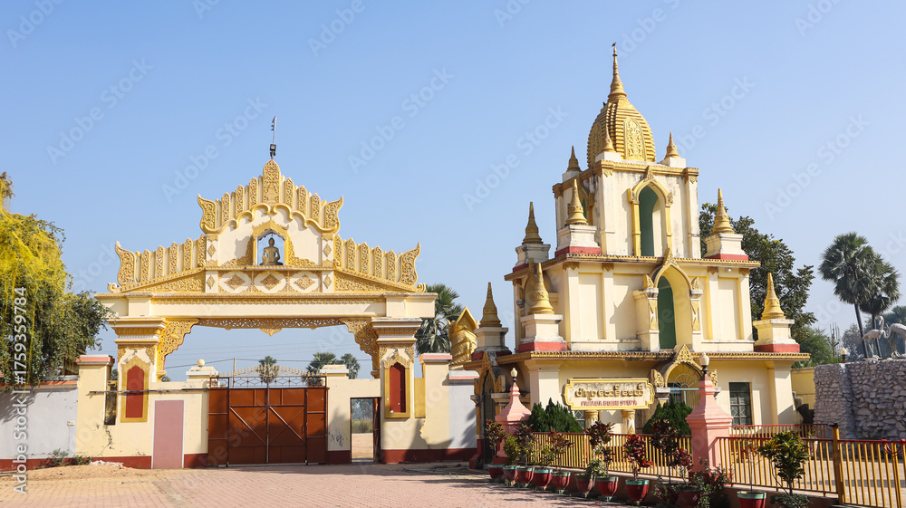 Obraz premium India, Bihar, Bodh Gaya, Monasteries of Different Countries Located Near Mahabodhi Temple. The Sacred Buddhist Place. 
